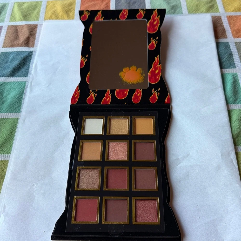 🔥🧀🔥 CHEETOS FLAMIN’ HOT MAKEUP BUNDLE 🔥🧀🔥NWT 🔥🧀🔥
